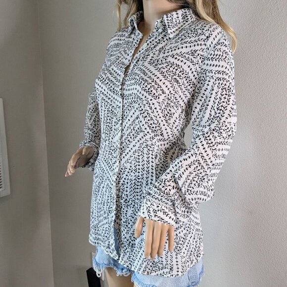CAbi Button-up Blouse Womens M Black White Long Sleeve Split-Back Osaka Nights - Picture 4 of 16